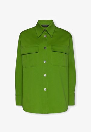 Zielona koszula z długim rękawem, zakończona ostrym kołnierzykiem, zapinana na guziki z dwoma kieszeniami na piersi z patkami.