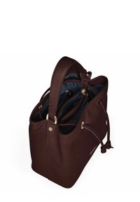 Borsa a tracolla in pelle marrone scuro con manico singolo, lati con cordoncino e numerosi scomparti interni con zip su sfondo bianco.