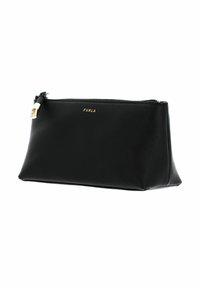 Pochette en cuir noir à texture granuleuse, équipée de ferrures dorées et d'une fermeture éclair. Logo de la marque gravé sur le devant. Forme rectangulaire.