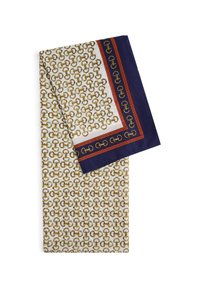 Foulard di seta con un motivo a catena oro e bianco; bordo solido blu navy con accenti rossi e dorati. Texture liscia, forma rettangolare.