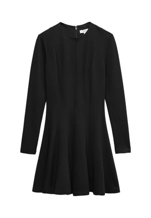 Sort langærmet kjole med tætsiddende krop og udvidet nederdel, der har en diskret sømdetalje og lynlås bagpå. Glat stoftekstur.