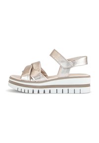Sandal in oro metallizzato con nodo frontale, cinturino regolabile, piattaforma bianca con striscia marrone e suola testurizzata.