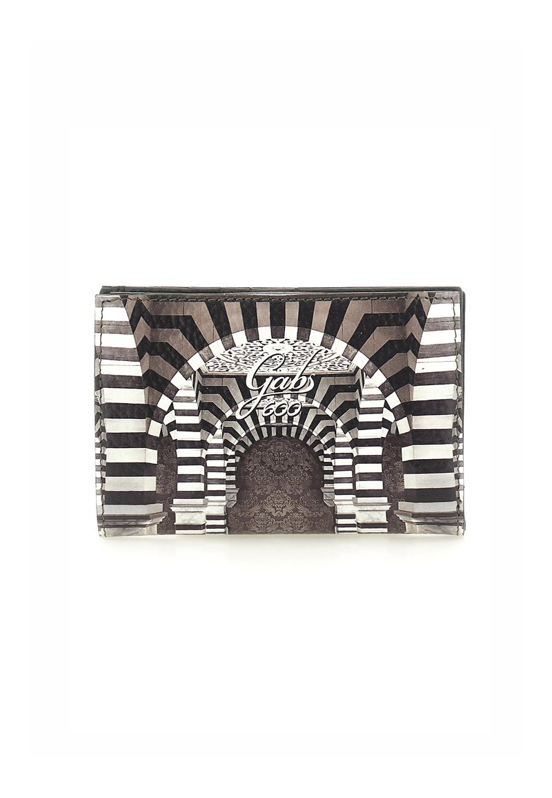 Portafoglio bianco e nero con un design grafico di archi a strisce. Testo "Gab" in bianco sopra l'arco centrale. Finitura liscia e texturizzata.