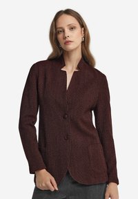 Burgunderfärgad texturerad kavaj med slagkrage, två framfickor och två knappar, långärmad och med en skräddarsydd passform.