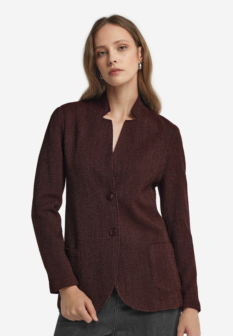 Burgunderfärgad texturerad kavaj med slagkrage, två framfickor och två knappar, långärmad och med en skräddarsydd passform.