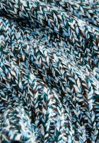 Tejido de punto multicolor que presenta hebras gruesas en tonos de azul, verde, marrón y blanco, con una apariencia texturizada y acogedora.