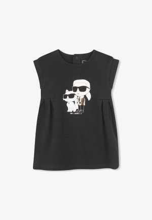 Robe noire à manches courtes pour tout-petit, avec un dessin animé représentant un homme avec une queue de cheval et des lunettes de soleil, debout à côté d'un chat portant aussi des lunettes de soleil, sur le devant.