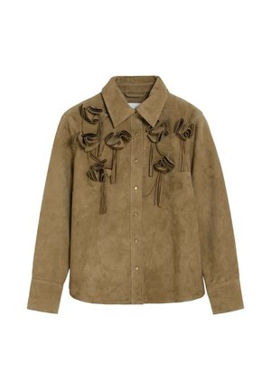 Camisa marrón de ante con botones, mangas largas y detalles decorativos plegados de ante en forma de flor en la parte superior delantera.