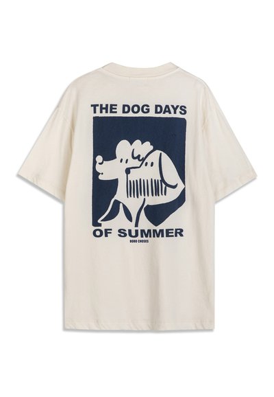 T-shirt couleur crème avec un graphique bleu marine de deux chiens stylisés et le texte "LES JOURS CANICULAIRES DE L'ÉTÉ" au dos.