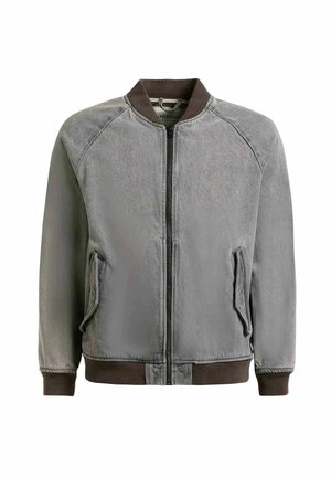 Szara kurtka bomberka z ciemnobrązowym prążkowanym kołnierzem, mankietami i dolnym brzegiem, wyposażona w przedni zamek błyskawiczny oraz dwie skośnie umieszczone kieszenie z patkami.