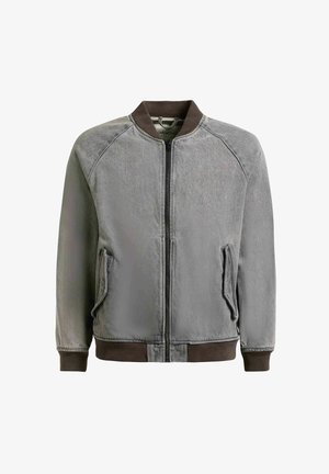 Szara kurtka bomberka z ciemnobrązowym prążkowanym kołnierzem, mankietami i dolnym brzegiem, wyposażona w przedni zamek błyskawiczny oraz dwie skośnie umieszczone kieszenie z patkami.