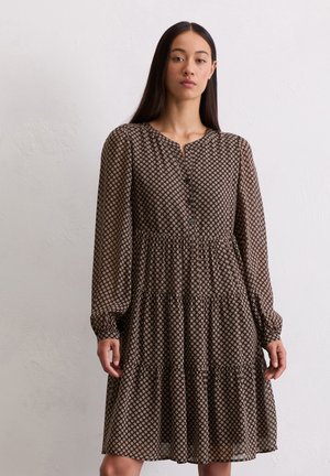 Robe marron à motif avec un design à niveaux, des manches longues et des détails en bouton. Fabriquée en tissu léger et transparent avec une texture subtile.