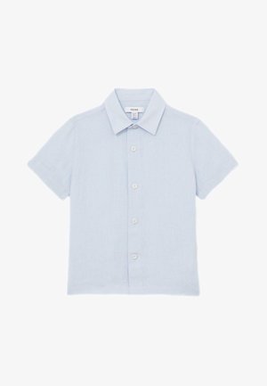 Camisa azul clara de manga corta con botones, cuello clásico, cinco botones blancos y dobladillo recto.