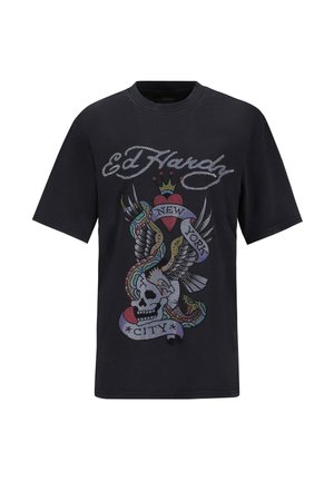 Camiseta negra de manga corta adornada con un gráfico colorido de strass que representa una calavera, alas y cintas, con el texto "Ed Hardy" y "Nueva York".