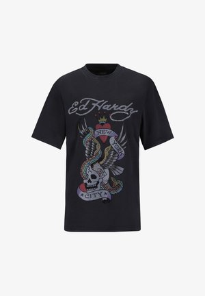 Camiseta negra de manga corta adornada con un gráfico colorido de strass que representa una calavera, alas y cintas, con el texto "Ed Hardy" y "Nueva York".