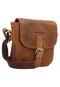 Borsa a spalla in pelle marrone con chiusura a patta, hardware in ottone e tracolla in tessuto intrecciato. Presenta dettagli cuciti e logo impresso.