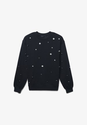 Schwarzer Sweatshirt mit langen Ärmeln und Rundhalsausschnitt, auf dem verschiedene runde reflektierende Scheiben in unterschiedlichen Größen über die Vorderseite und die Ärmel verteilt sind.
