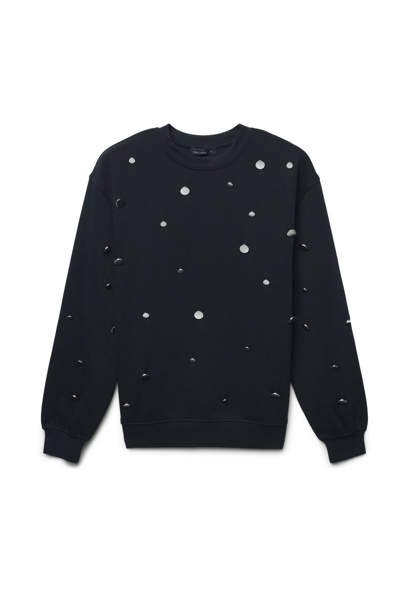 Schwarzer Sweatshirt mit langen Ärmeln und Rundhalsausschnitt, auf dem verschiedene runde reflektierende Scheiben in unterschiedlichen Größen über die Vorderseite und die Ärmel verteilt sind.