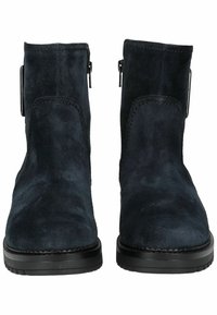 Semišové kotníkové boty v tmavě námořnické barvě se hladkým povrchem, s bočním zipem a pevným černým gumovým podešví. Minimalistický design.