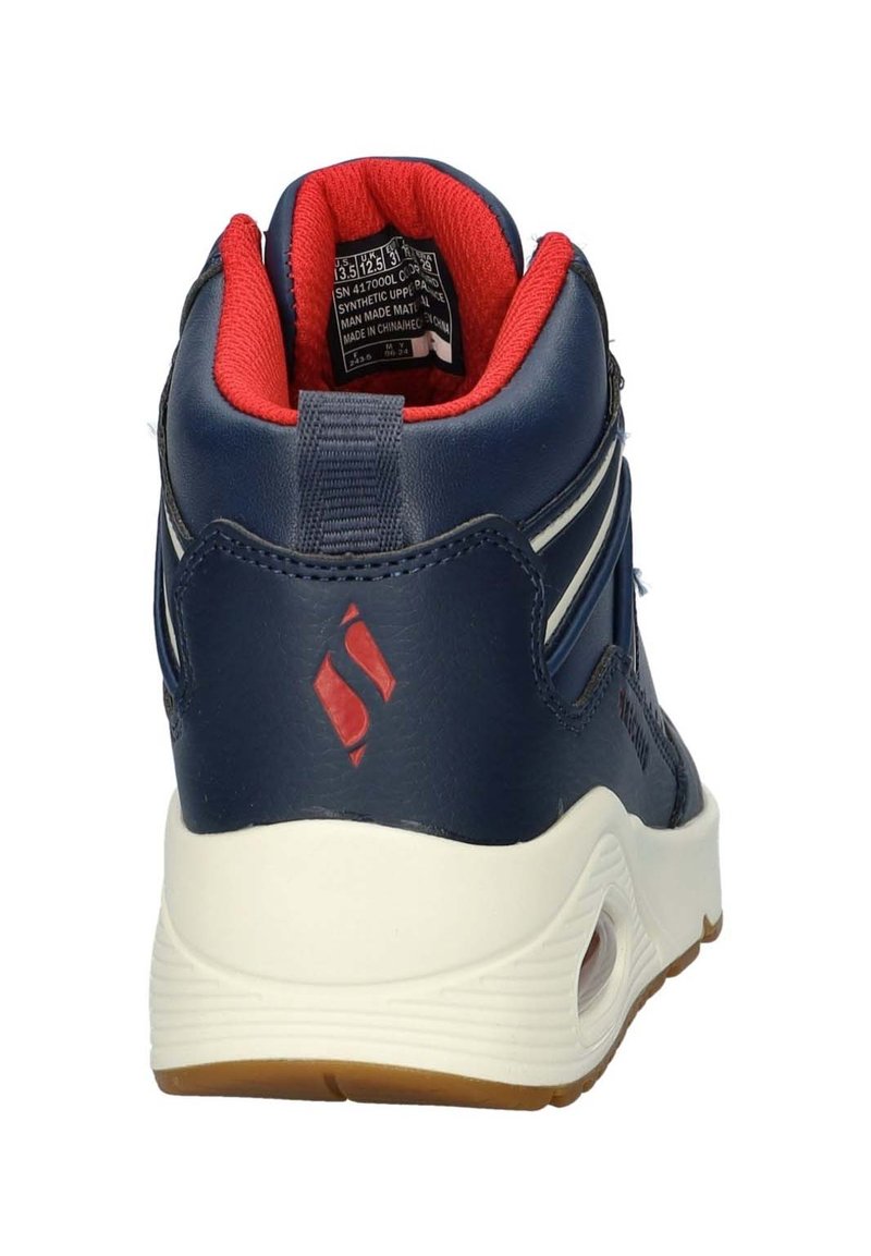 Sneaker alta sintetica navy con interno rosso, dettagli bianchi e suola testurizzata. Presenta il logo sul tallone e cuciture rinforzate.