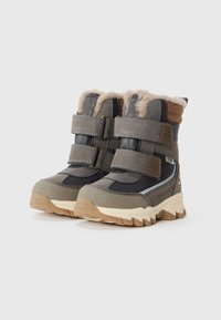 Stivali invernali per bambini grigi e marroni con bordo in shearling, cinturini in velcro, suole in gomma e materiali testurizzati per una maggiore aderenza.