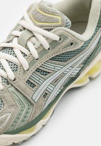 ASICS SportStyle GEL-KAYANO 14 UNISEX - Sapatilhas - olive grey/pure silver
