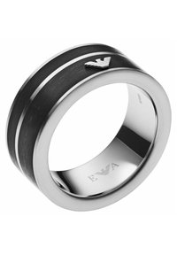 Stříbrný prsten s černým kartáčovaným povrchem a dvěma stříbrnými pruhy. Disponuje malým stříbrným logem jako akcentem. Hladký, leštěný vnitřní kroužek.