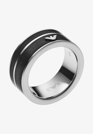 Zilveren ring met een zwart geborsteld oppervlak en twee zilveren strepen. Bevat een klein zilveren logo-accent. Gladde, gepolijste binnenband.
