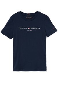 Camiseta de algodón de manga corta color azul marino con el texto y logo "Tommy Hilfiger EST. 1985" centrados en la parte frontal y un pequeño logo en la manga izquierda.