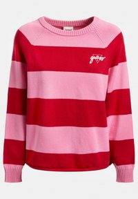 Pull rayé rouge et rose avec un col rond, des manches longues, des poignets côtelés et un petit logo brodé sur la poitrine.