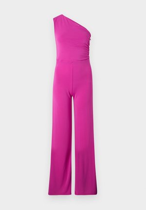 Én-skulder fuchsia jumpsuit med tætsiddende top og brede ben. Glat materiale med let rynkning ved skulderen for tekstur.
