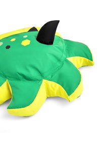 Ronde groene kussen met gele randen, voorzien van een zwarte vin en geometrische gele en zwarte accenten. Zachte, textuur afgewerkte stof.
