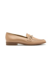 Beige nahka loaferit, joissa on pyöristetty nenä, litteä korko ja koristeellinen solki edessä. Sileä pinta ja minimalistinen muotoilu.
