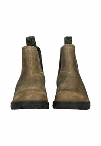 Botas de tobillo de ante marrón con paneles laterales elásticos negros, lengüetas para colocar, y suelas de goma texturizada. Acabado suave y silueta estructurada.