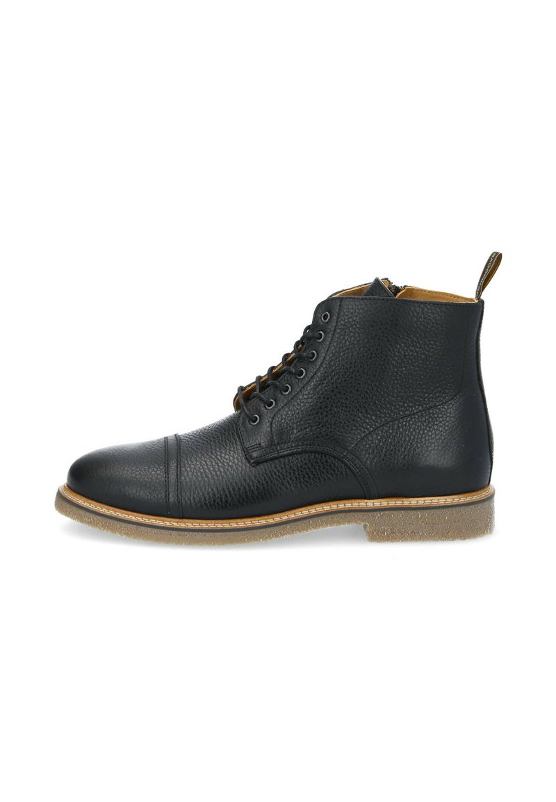 Bottines en cuir noir avec une surface texturée, bout rond, laçage à l'avant et semelle contrastante couleur tan. Zip sur le côté pour un enfilage facile.