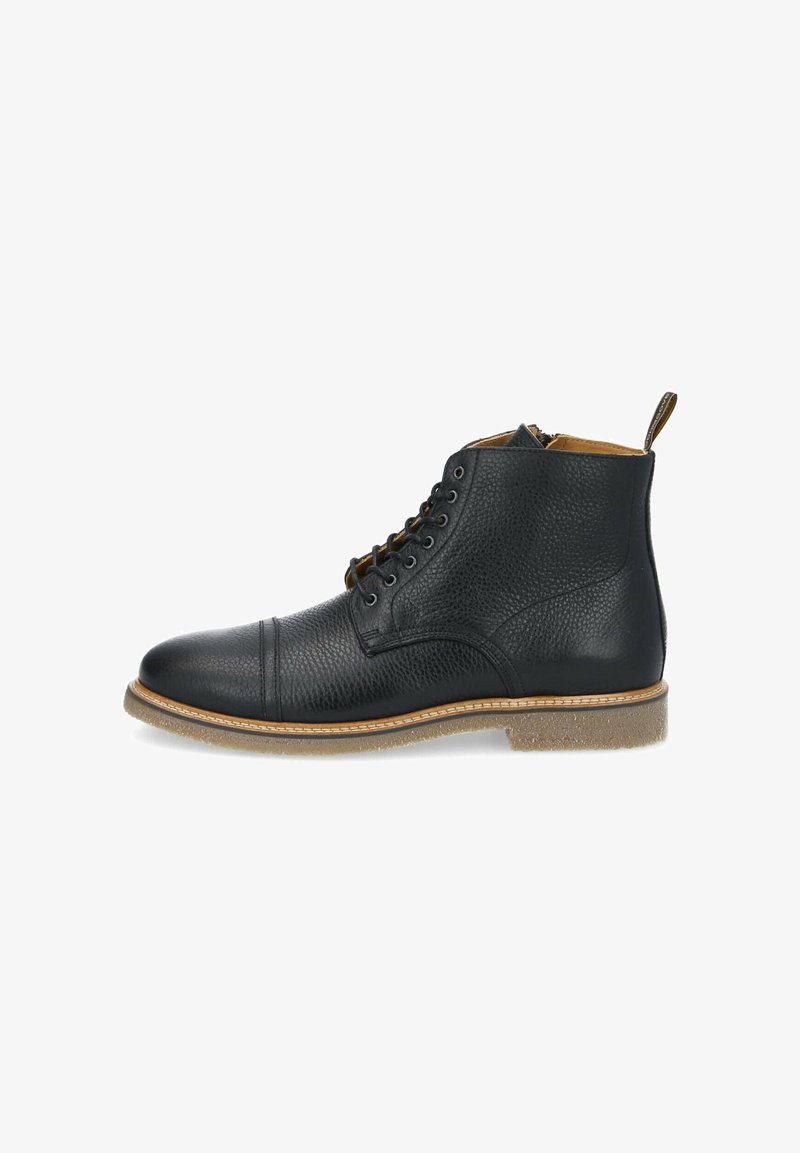Bottines en cuir noir avec une surface texturée, bout rond, laçage à l'avant et semelle contrastante couleur tan. Zip sur le côté pour un enfilage facile.