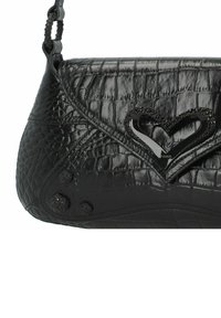 Borsa a tracolla nera in finta pelle con texture effetto coccodrillo, dettaglio in acrilico a forma di cuore e perline decorative nere ai lati.