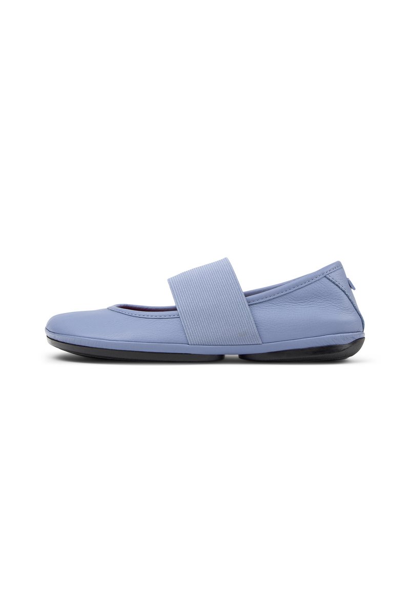 Scarpe flat azzurro chiaro con una larga fascetta elastica a metà piede, texture morbida, punta arrotondata e suola in gomma nera.