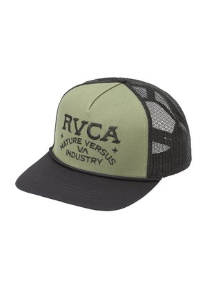 Gorra trucker de malla verde y negra con texto bordado en negro "RVCA NATURE VERSUS INDUSTRY" en el panel frontal.
