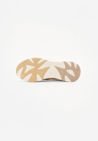Sole de pantof sport de culoare marou deschis, cu o talpă interioară texturată de culoare albă, având un model geometric unic și detalii de brand.