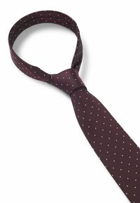 Cravatta di seta bordeaux con finitura testurizzata e motivo a pois bianchi. Presenta una forma classica e un taglio sottile e liscio.