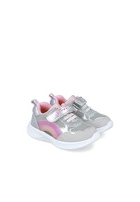 Zapatillas deportivas plateadas con material de malla, acentos rosas, correas de gancho y bucle, y una suela blanca con un diseño de ondas.