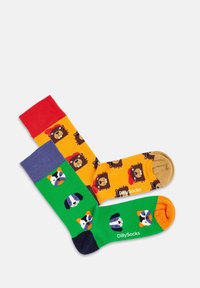 Calcetines coloridos con patrones de animales, con leones naranjas y amarillos, y un calcetín verde con caras de perro. Material de algodón con puños acanalados.