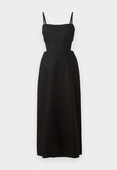 Zwarte, mouwloze maxi-jurk met een aansluitende top en volle rok; gemaakt van lichte stof, met dunne verstelbare bandjes.