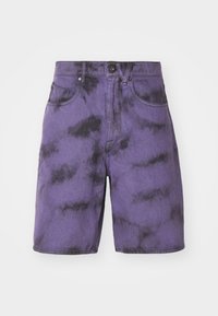 Pantalones cortos de mezclilla púrpura con patrón de tie-dye negro, cinco bolsillos, cinturilla con trabillas y cierre de botón en la parte delantera. Material de algodón con una textura suave.