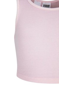 Lys rosa ribbet crop topp med brede skulderstropper og rund hals, med en Urban Classics-lapp.