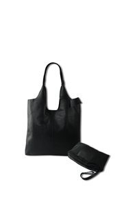 Zwarte leren tote bag met een gladde textuur, voorzien van een grote opening en twee handvatten. Inclusief een klein zwart ritssluitingset.