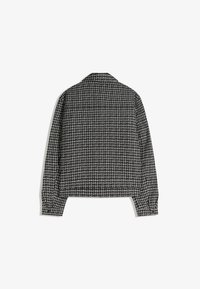 Czarna i biała szachownica, długosleeve koszula z kołnierzem, z teksturowanym wzorem i luźnym krojem. Dodatkowe detale z guzikami na mankietach.