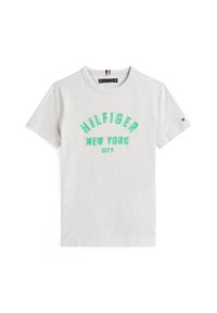 Camiseta de algodón de manga corta en gris con el texto verde "HILFIGER NEW YORK CITY". Presenta un cuello redondo y un pequeño logotipo en la manga.