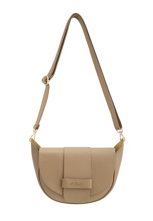 Beżowa skórzana torba na ramię o zaokrąglonym kształcie, z przednią klapką, złotymi okuciami oraz regulowanym paskiem. Teksturowana powierzchnia i detal z logo.